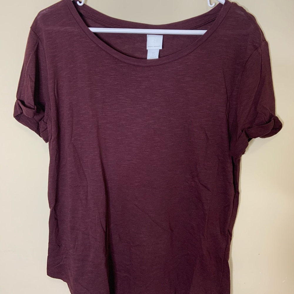 maroon t-shirt